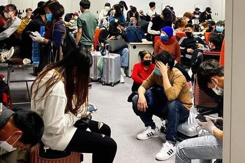 Hàng trăm người về từ Hàn Quốc kẹt nhiều giờ tại Nội Bài