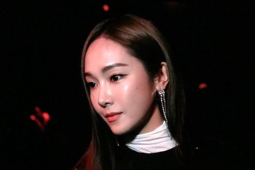 Jessica mặc đồ như doanh nhân dự show thời trang tại Pháp