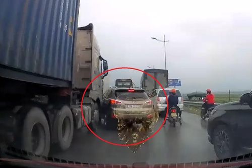 Container va chạm với ôtô vì chen nhau đi trước