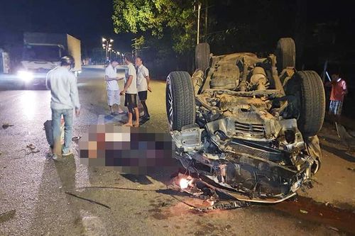 Ôtô tông vào gốc cây khiến 1 người chết, 6 bị thương