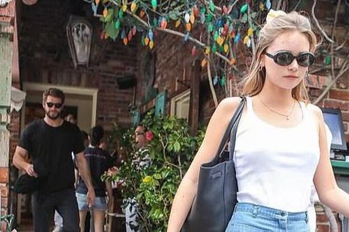 Liam Hemsworth và tình mới không thể hiện tình cảm khi đi ăn cùng nhau