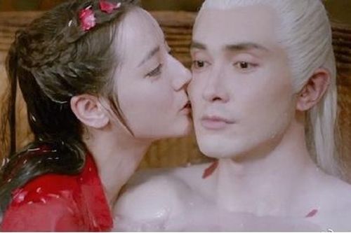 Địch Lệ Nhiệt Ba được khen khi đóng cảnh nóng trong 'Chẩm thượng thư'