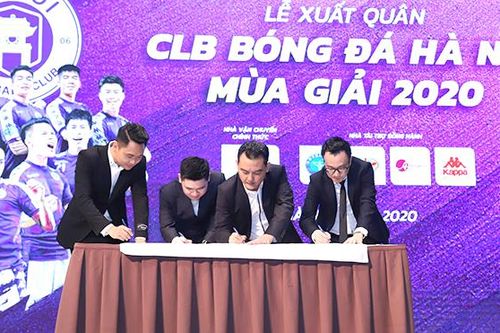 Bóng tới chân người trẻ