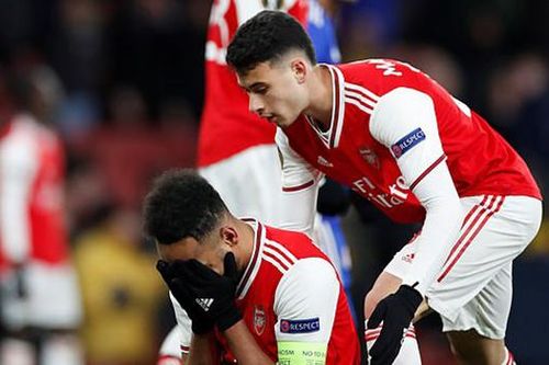 Đội nhà bị loại, CĐV Arsenal đau đớn: 'Hãy nhìn MU mà xem kìa'