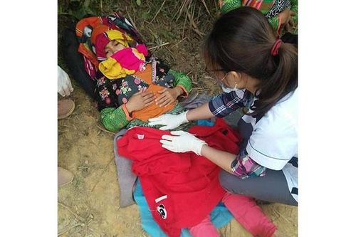 Cứu kịp thời một sản phụ sinh con giữa rừng