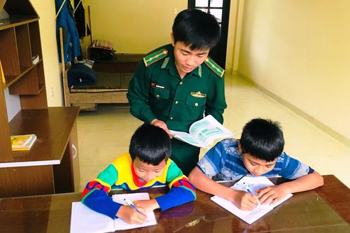'Cha nuôi' mang quân hàm xanh
