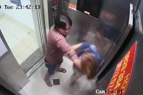Người đàn ông đánh phụ nữ trong thang máy do mâu thuẫn tình cảm