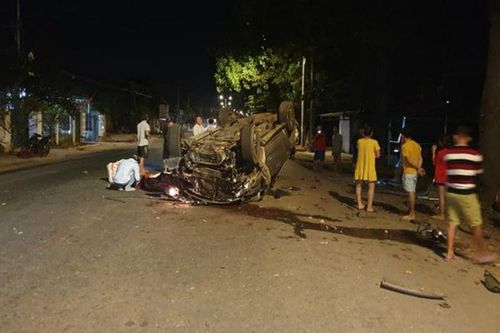 Ô tô tông vào gốc cây lật ngửa, 1 người chết, 6 người bị thương