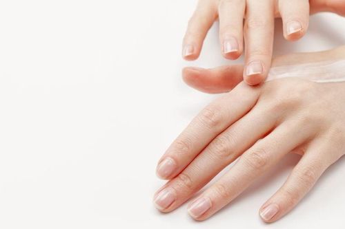 Chuyên gia giải đáp việc phun cồn, dùng đèn tia cực tím 'diệt chết' Covid-19