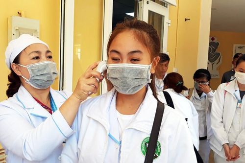 Đà Lạt: Phát miễn phí khẩu trang, dung dịch diệt khuẩn cho sinh viên