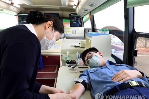 Quân đội Hàn Quốc: 27 người mắc Covid-19, gần 10.000 người bị cách ly