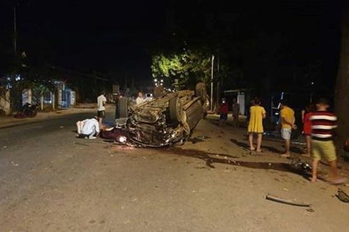 Xe ô tô tông vào gốc cây lật ngửa, 7 người thương vong