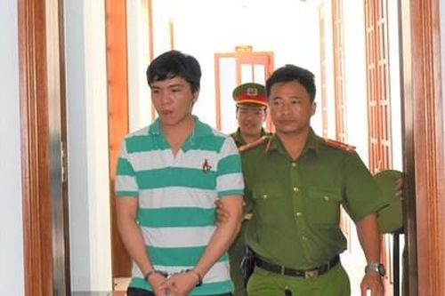 Dụ dỗ cháu gái 12 tuổi làm chuyện người lớn rồi bắt uống thuốc ngừa thai