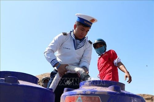 Sẻ chia nguồn nước ngọt giữa mùa hạn mặn