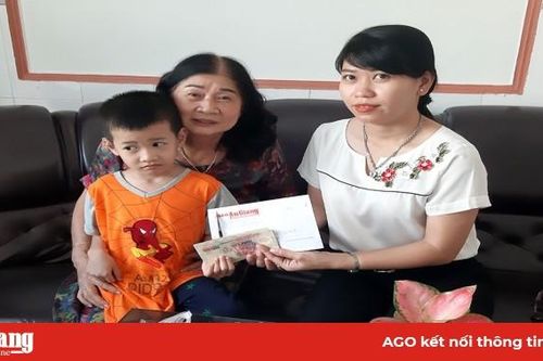 Trao tiền hỗ trợ bé Hồ Phước Hữu bị bệnh máu khó đông