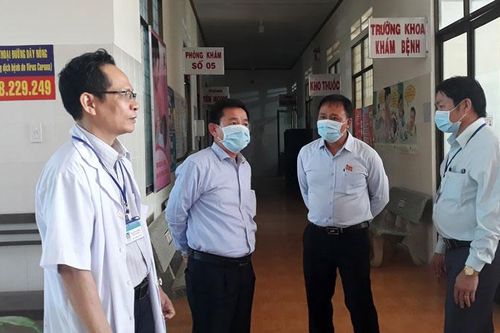 Ông Phan văn Đa - Phó Chủ tịch UBND tỉnh Lâm Đồng kiểm tra công tác phòng chống dịch Covid-19 tại Cát Tiên