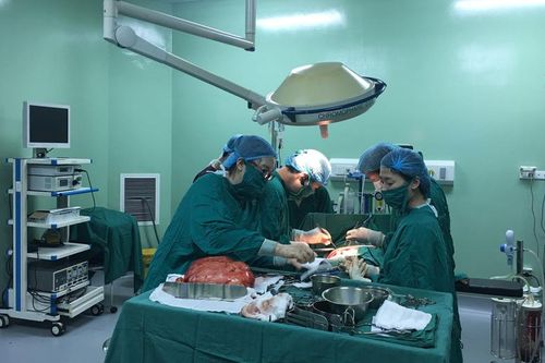Phẫu thuật thành công khối u ổ bụng nặng 4,6 kg