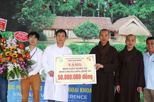 Nghệ An : Chùa Viên Quang mừng ngày thầy thuốc, giúp bệnh nhân nghèo