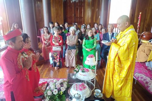 Chú rể người Pháp làm lễ hằng thuận tại chùa