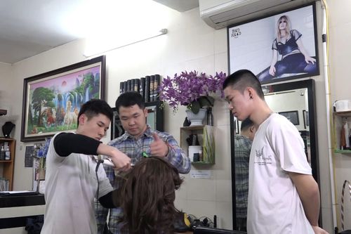 Độc đáo tiệm cắt tóc trong im lặng của ông chủ 9x ở Hà Nội