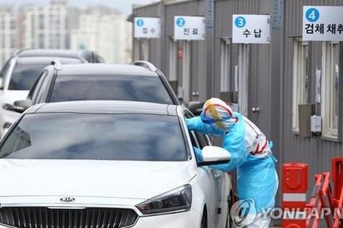 Hàn Quốc lấy mẫu xét nghiệm virus cho lái xe ngay trong ô tô của mình