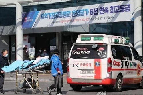 COVID-19: Số ca nhiễm chạm mốc gần 2.400 người, dịch bệnh lây lan trong nhà thờ khác ở Hàn Quốc