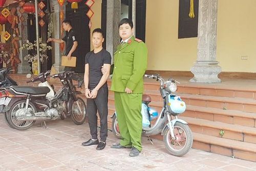 Dắt bạn gái đi vãn cảnh chùa, tranh thủ đột nhập trộm tiền trong mật thất