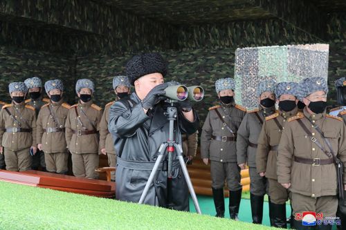 Ông Kim Jong-un theo dõi tập trận, chỉ đạo phòng dịch Covid-19
