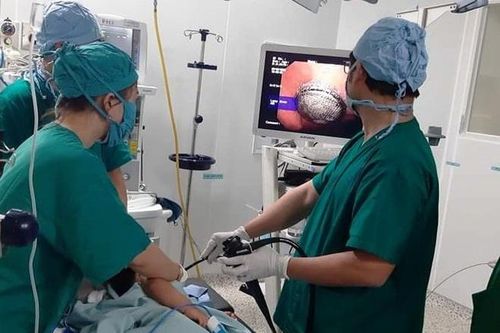 Gắp viên pin đang oxy hóa ra khỏi dạ dày bé gái 16 tháng tuổi