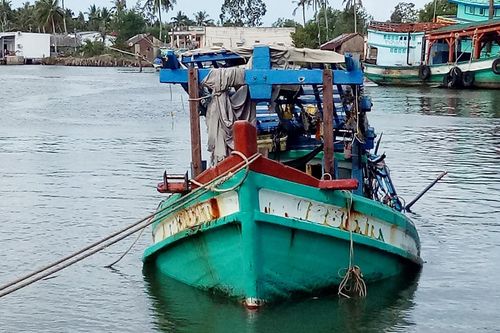3 thi thể trong tàu câu mực chìm dưới biển Cà Mau