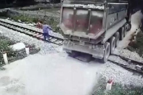 Nhân viên gác chắn cứu đoàn tàu khỏi tai nạn đường sắt
