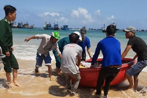Cứu sống một ngư dân mất tích trên biển