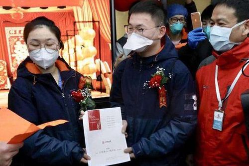 Giữa 'tâm bão' Covid-19, cô dâu mặc đồ bảo hộ vẫn xinh đẹp nhất