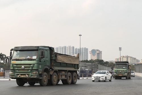 Bất chấp biển cấm, xe tải, xe khách vô tư 'tàn phá' đường đua F1
