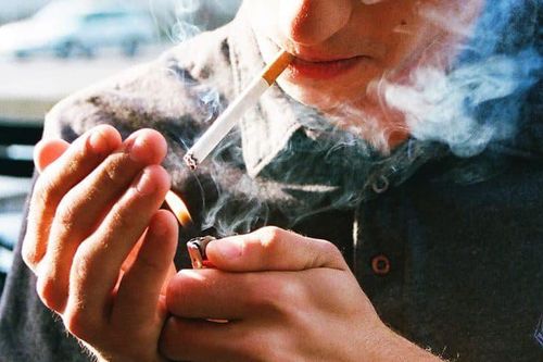 Chuyên gia y tế giải đáp thông tin 'hút thuốc lá diệt chết được Covid-19'