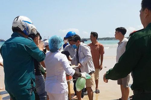 Cứu ngư dân Quảng Ngãi bị tai biến bất tỉnh trên thuyền thúng