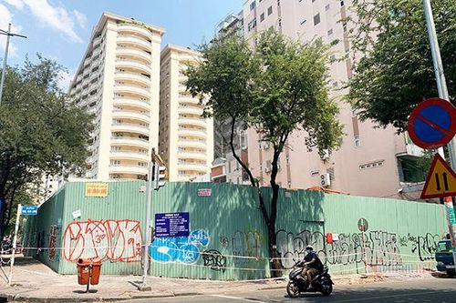 Bắt đầu tháo dỡ chung cư 'chờ sập' ở trung tâm TP.HCM