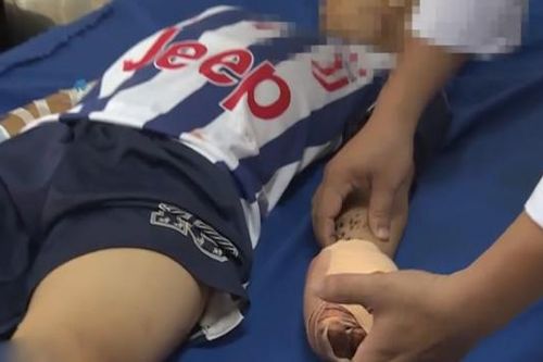 Bé trai bị dập bàn tay vì vừa sạc pin vừa sử dụng điện thoại