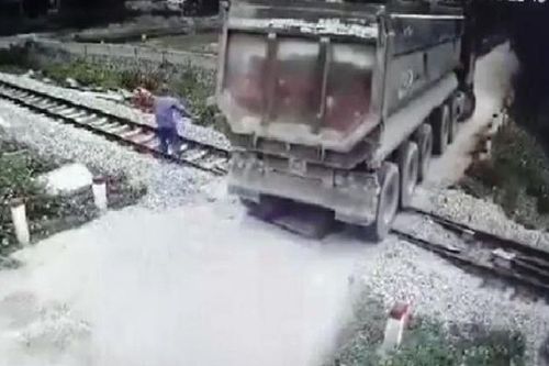Nhân viên gác chắn nhanh trí, cứu đoàn tòa thoát khỏi vụ tai nạn thảm khốc