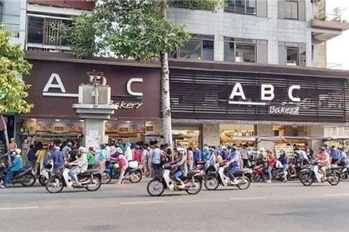 Xếp hàng dài mua bánh mì thanh long nhân sầu riêng 6 Ri