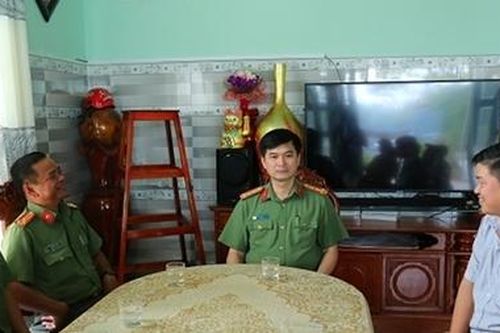 Tặng quà Công an xã bị thương nặng khi thi hành nhiệm vụ