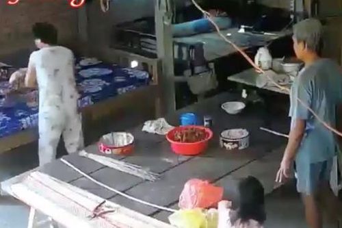 Khởi tố, bắt tạm giam 2 vợ chồng bạo hành mẹ già 88 tuổi