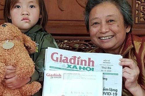 Chung tay đón bé gái mồ côi có khối u lớn ở mặt về Hà Nội chữa bệnh