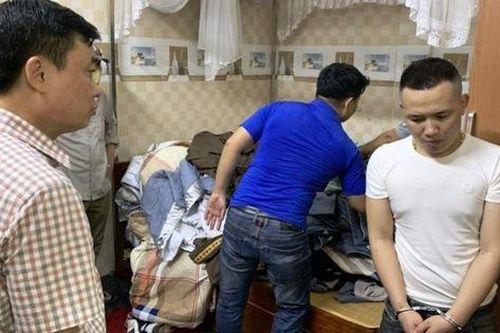 Gần 100 cảnh sát vây ráp đối tượng tàng trữ ma túy cùng hàng nóng
