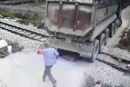Nghệ An: Nhân viên gác chắn kịp thời ngăn đoàn tàu cứu tài xế xe tải