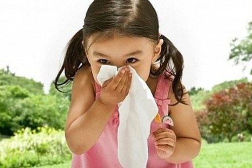 Cha mẹ phải ân hận sau này nếu trẻ hắt hơi sổ mũi nhưng không điều trị triệt để