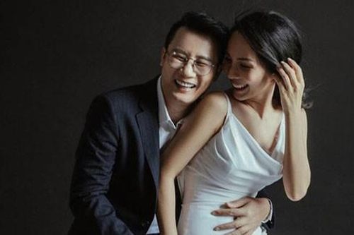 Ca sĩ Hoàng Bách triệt sản khi chứng kiến vợ 3 lần 'vượt cạn'