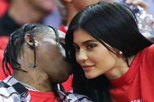 Tỷ phú Kylie Jenner đăng ảnh hôn bạn trai Travis Scott
