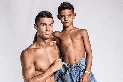 Cristiano Ronaldo Jr đá bóng giỏi giống cha, tập quên cả giờ ăn tối