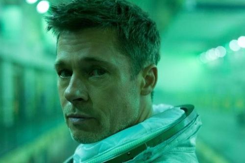 Phim của Brad Pitt bị chê khi có kẻ cướp trên Mặt Trăng